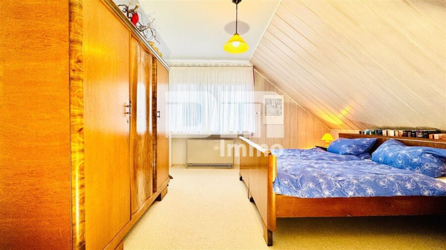 Gepflegtes 1 bis 2 Familienhaus in gesuchter Ortsrandlage mit Panoramablick - OG / DG Schlafzimmer